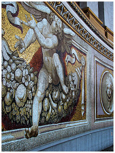 Mosaico en la cupula de la Basílica de San Pedro del Vaticano