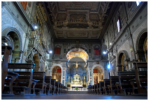 Iglesia de todos los Santos en Florencia || Nikon D80 / 18mm | 1/2s | f/3,5 | ISO 100 | en el suelo