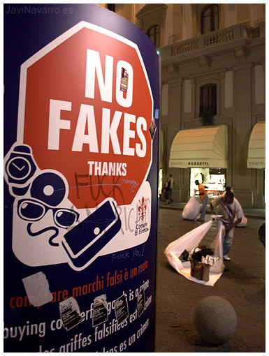 No fakes, thanks || Nikon D80 / 18mm | 1/15s | f/3,5 | ISO 800 | a pulso