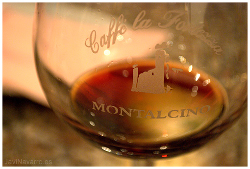 Vino de Montalcino || Nikon D80 | 1/8 s | f/5,6 | ISO 1600 | a pulso